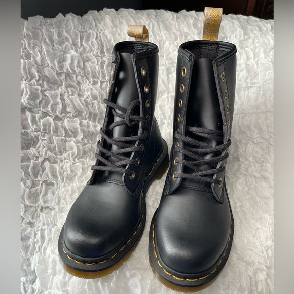 💥NWOT💥 Vegan 1460 8-eye Lace Up Doc Martens Boots - Picture 8 of 16